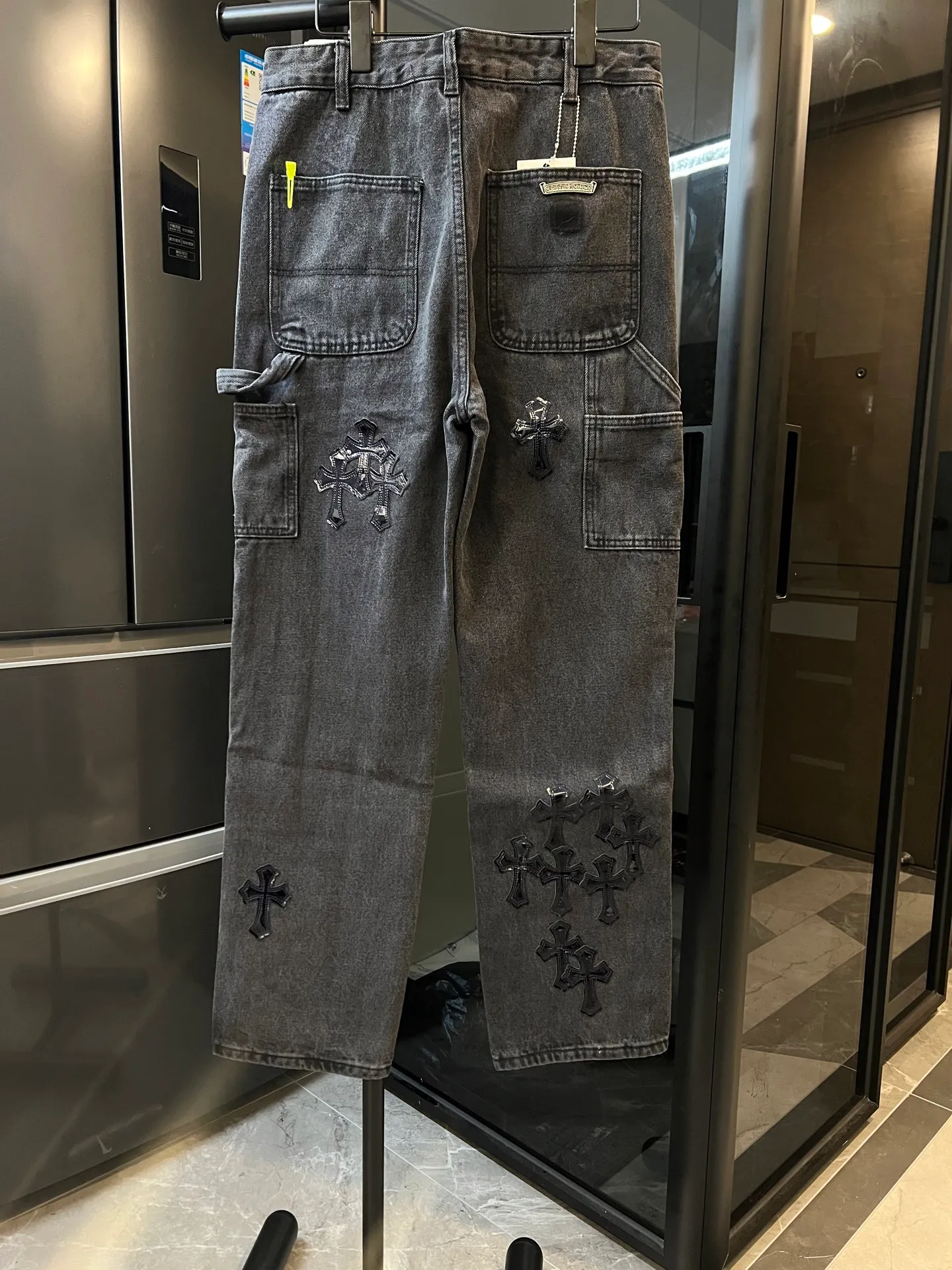 P280 [Next day] Chrome Hearts/Chrome Hearts ch cross patch black glitter starry sky leather logging jeans (black) using top-notch heavy-duty washing technology, every detail shows ingenuity. The calfskin is laser-cut to make a delicate cross, which is a dual enjoyment of touch and sight. Paired with aged silver hardware, it is retro and high-end, full of texture. The straight-cut upper body turns into "chopstick legs" in an instant, easily modifying the shape of the legs. It can be controlled by any figure and has a full sense of luxury. This is a carefully crafted high-end version, the quality far exceeds the market currency, and the details can stand the scrutiny of a magnifying glass. Although the price is close to the people, the quality is completely in line with the big brands, and it is easy to follow the trend. Classic black, low-key and versatile, with simple and individual matching, you can easily create a fashionable look, making you the center of attention whether you are going out daily or attending events.  Size: 30 32 34 36 (corresponding to m-xxl) Detailed size can be found in Figure 9